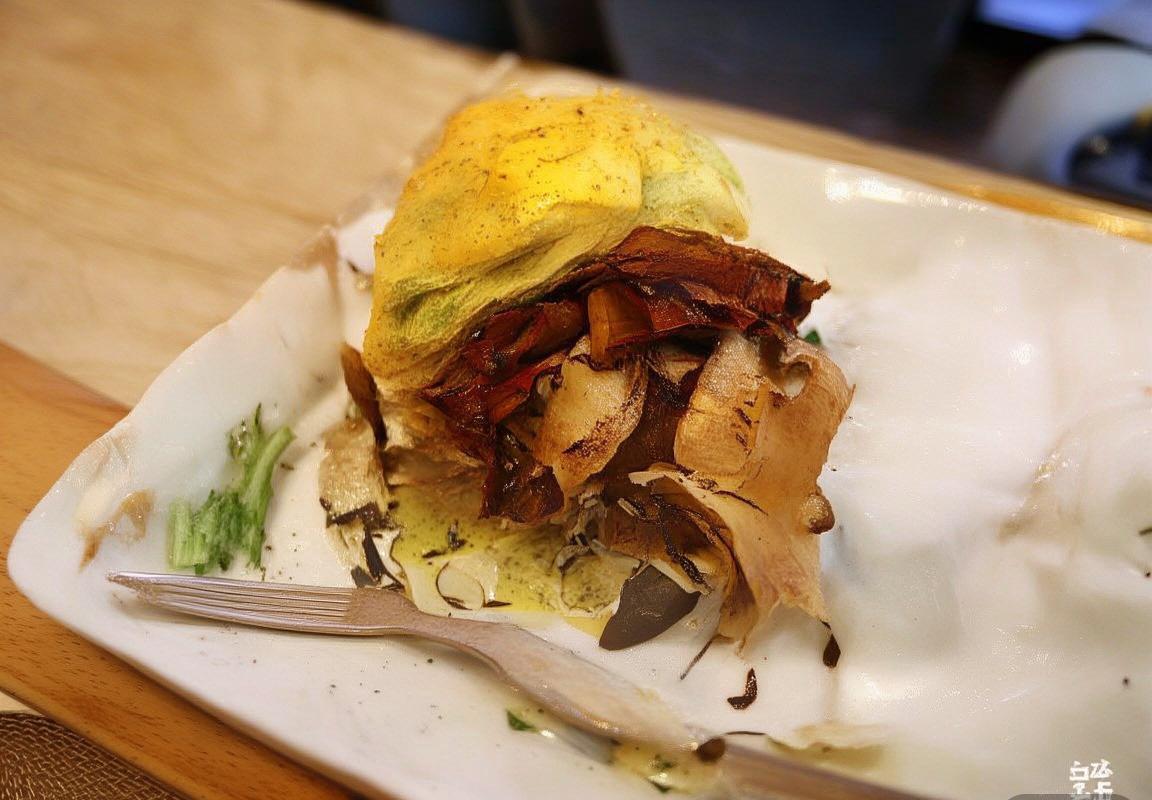 风暴与火花：自然之力与生命灵动的对决之美(图2)